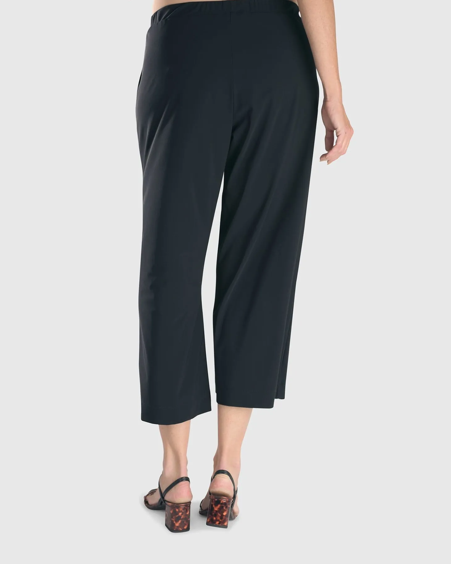 Essential Tekbika Cute Crop Pants, Black