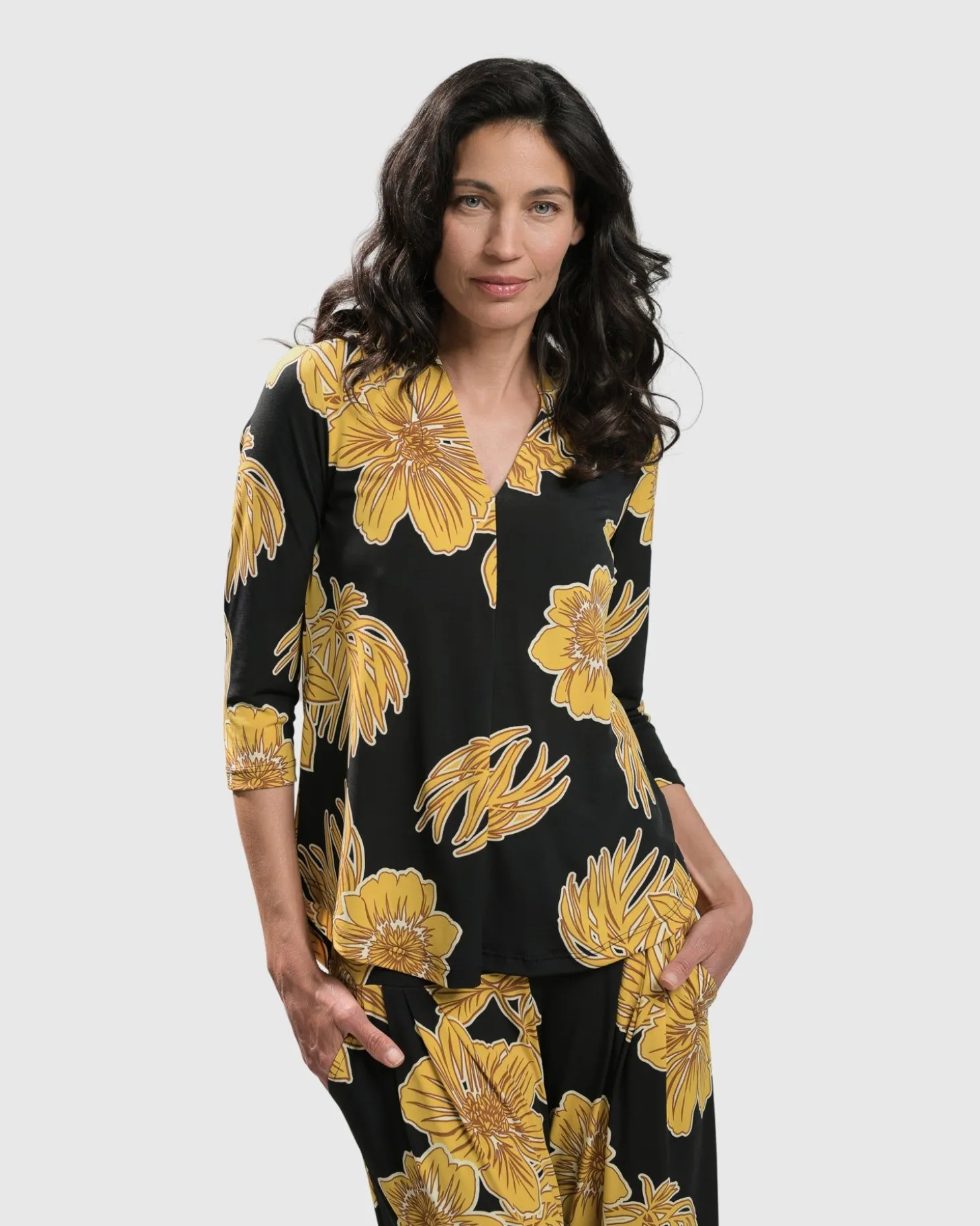 Linda Signature Vneck, Gold