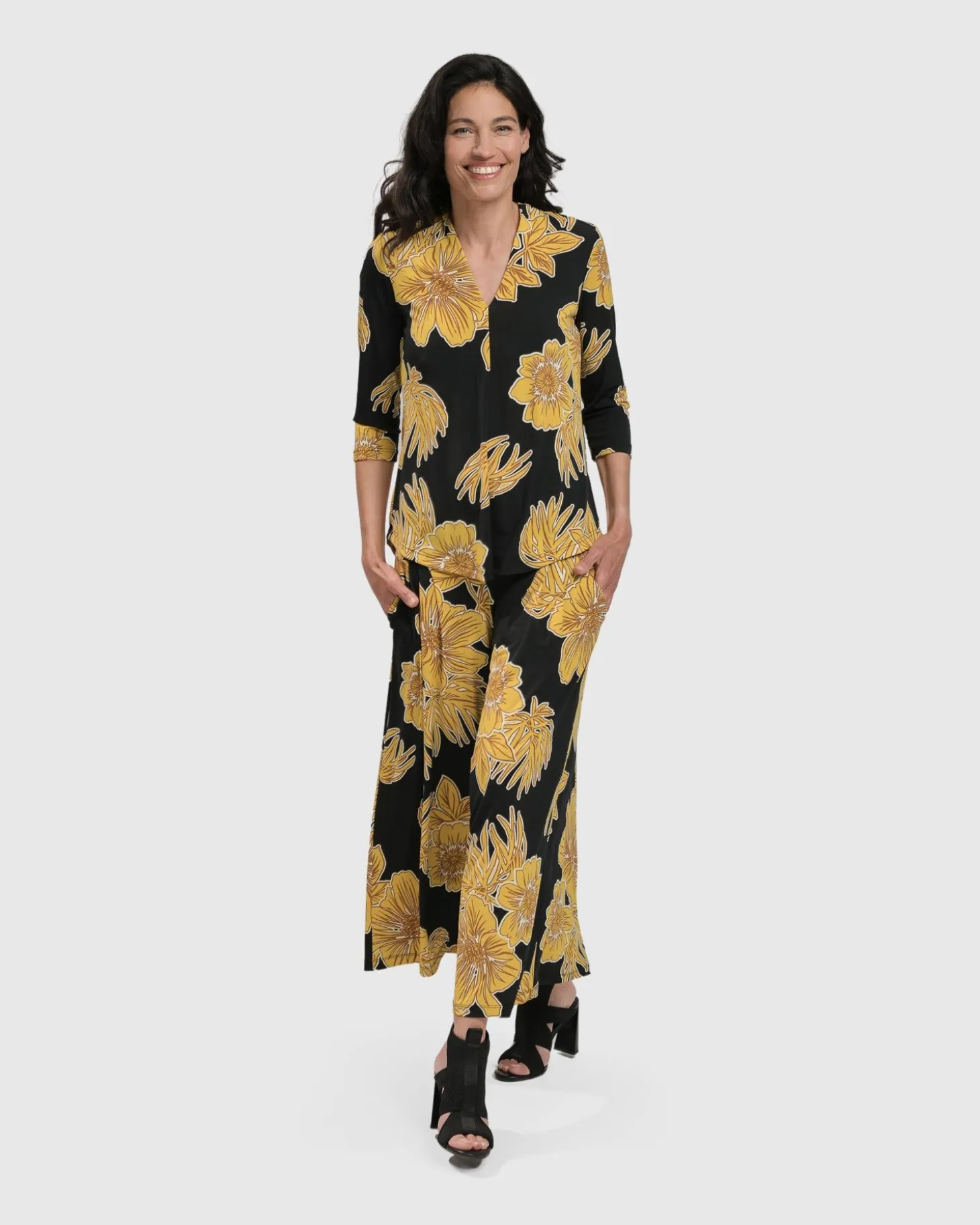 Linda Signature Vneck, Gold