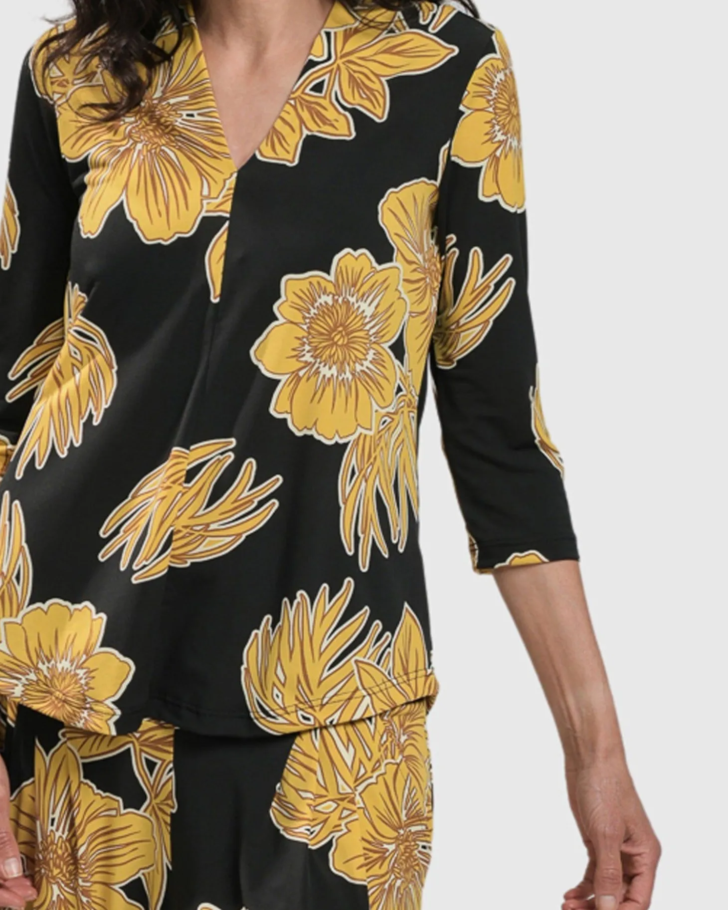 Linda Signature Vneck, Gold