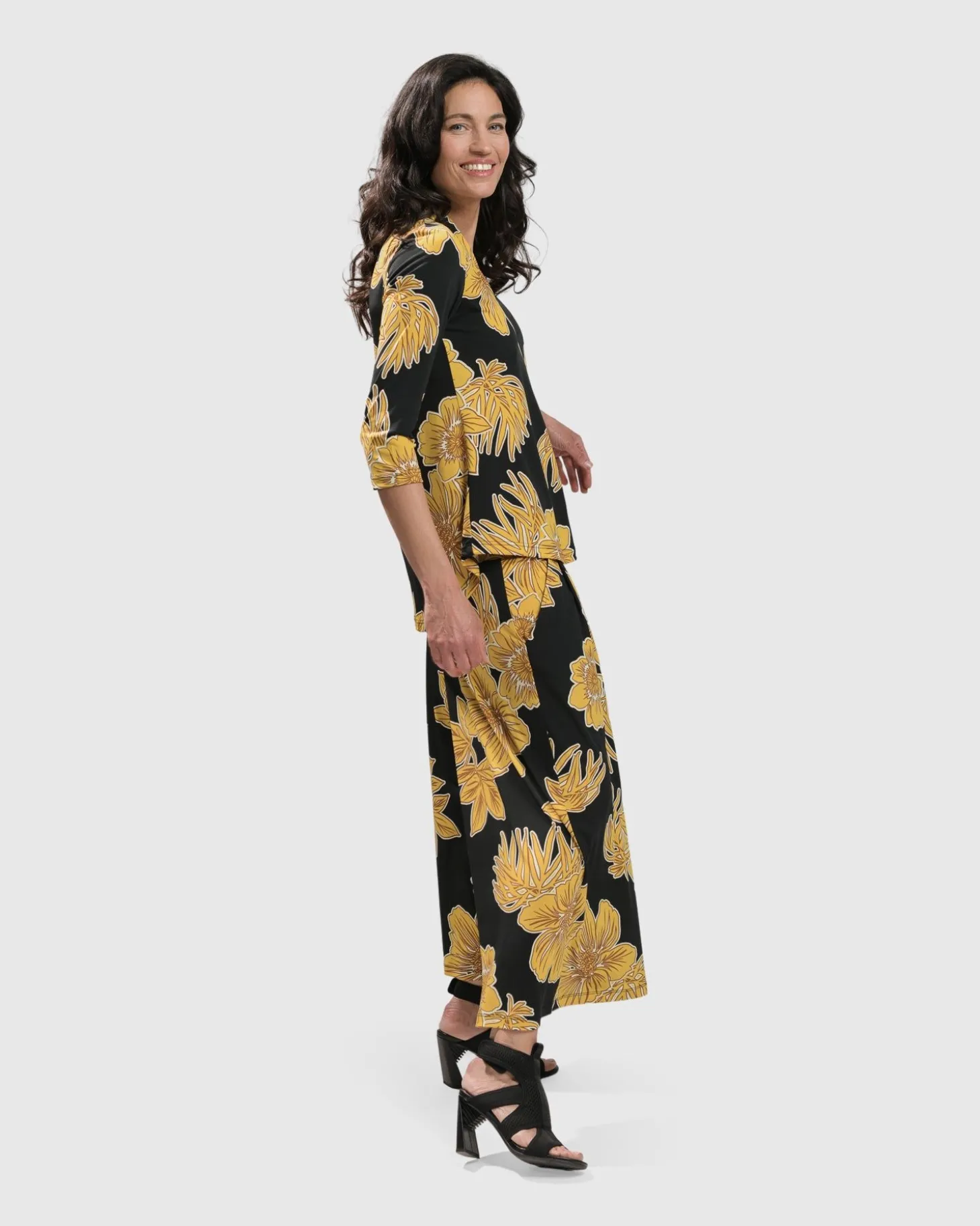 Linda Signature Vneck, Gold
